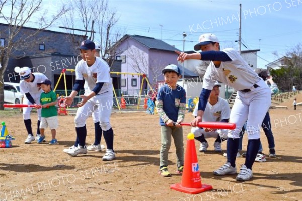 帯農野球部員のアドバイスを受け、野球を体験する園児（２２日、帯広稲田保育園で。金野和彦撮影）