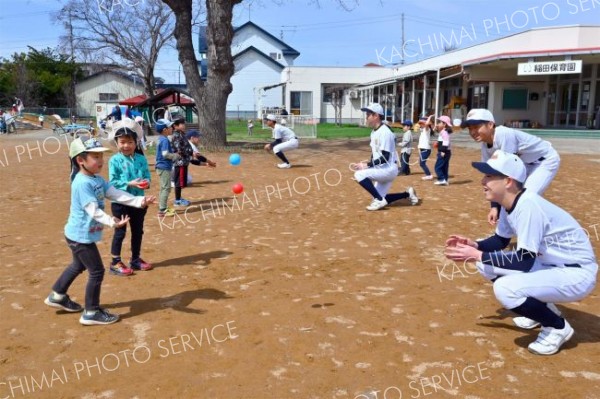 帯農野球部員とキャッチボールをして遊ぶ園児たち（２２日、帯広稲田保育園で。金野和彦撮影）