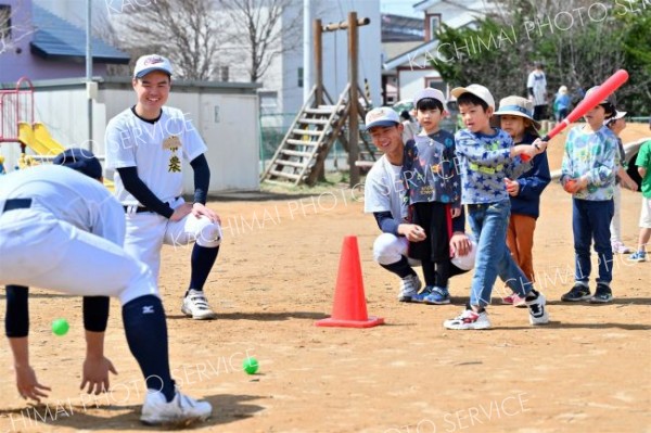 帯農野球部員のアドバイスを受け、思い切りボールを打つ園児（２２日、帯広稲田保育園で。金野和彦撮影）