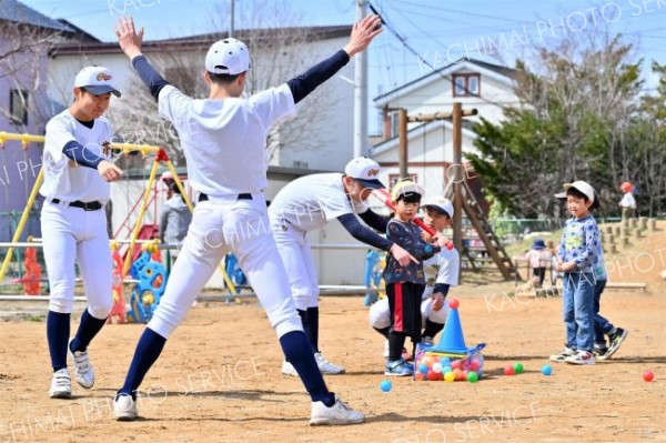 帯農野球部員のアドバイスを受け、野球を体験する園児（２２日、帯広稲田保育園で。金野和彦撮影）