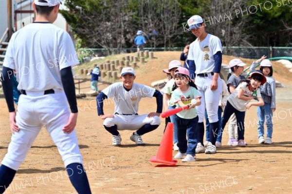 帯農野球部員のアドバイスを受け、思い切りボールを打つ園児（２２日、帯広稲田保育園で。金野和彦撮影）