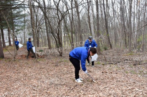 帯広市文化スポーツ振興財団の職員が帯広の森運動公園内清掃活動