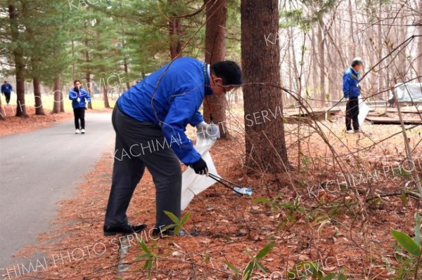 帯広市文化スポーツ振興財団の職員が帯広の森運動公園内清掃活動