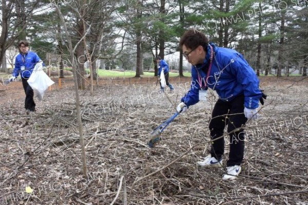 帯広市文化スポーツ振興財団の職員が帯広の森運動公園内清掃活動