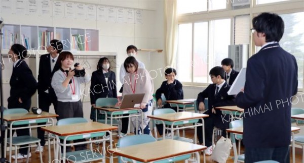 上士幌高校ポスター作りの撮影会が行われた