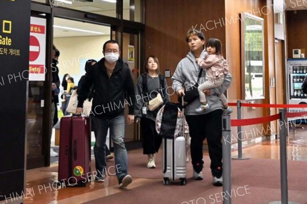 ＧＷ始まる！帰省ラッシュの帯広空港、再会に笑顔
