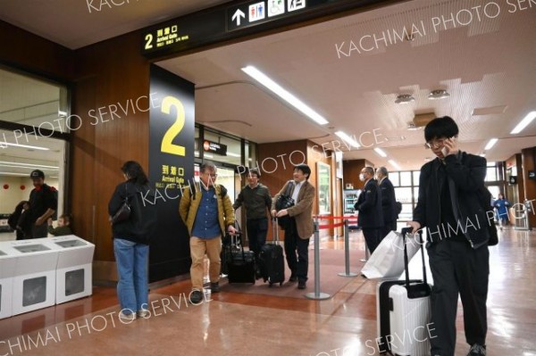 家族連れなど多くの帰省客や観光客が訪れていた。（２６日午前９時半ごろ、とかち帯広空港で）