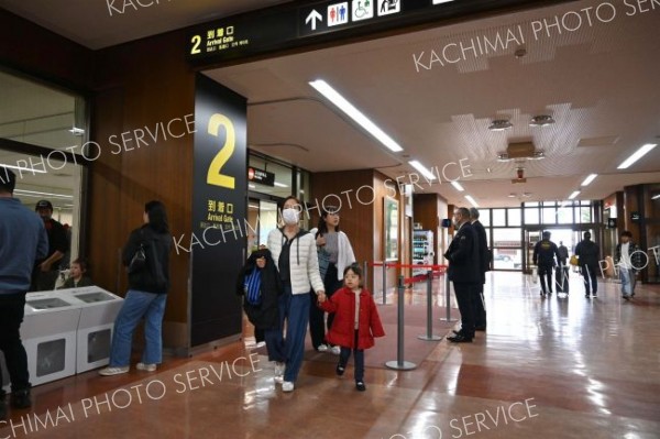 家族連れなど多くの帰省客や観光客が訪れていた。（２６日午前９時半ごろ、とかち帯広空港で）