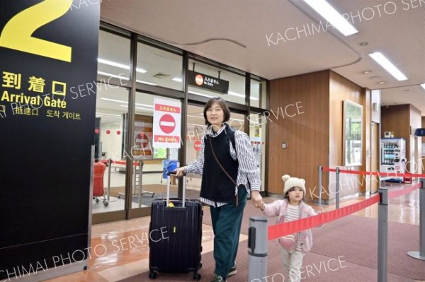 家族連れなどの多くの帰省客や観光客が訪れていた。（２６日午前８時半ごろ、とかち帯広空港で）