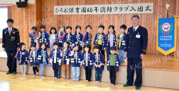 おそろいの法被を身にまとう園児たち