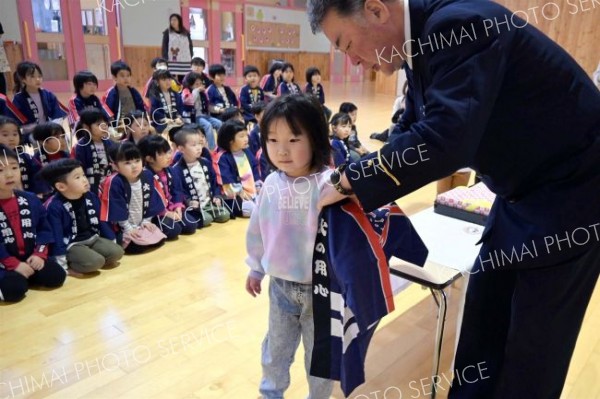 幼年消防クラブの法被贈呈式