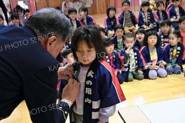 幼年消防クラブのバッジ贈呈式