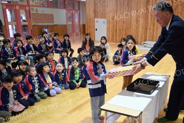 入団式で記念品を受け取る園児たち