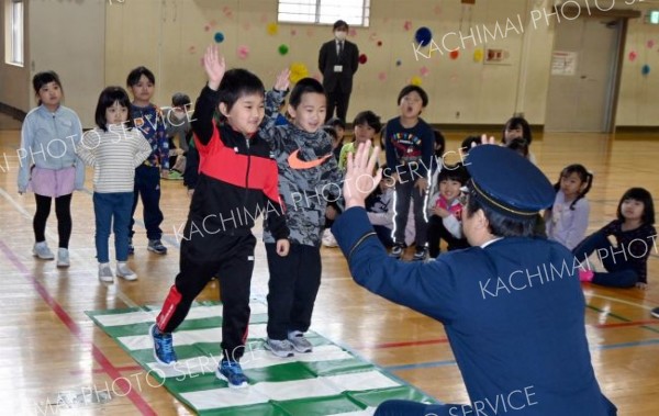 広尾小学校で交通安全教室「ハンドサインでストップ教室」