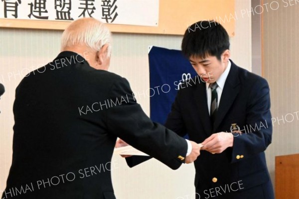 賞状を受け取る受賞者