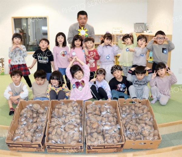 こども園にジャガイモ提供　清水の梶山さん