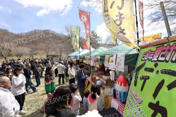 食やステージ大盛況　春到来　本別山渓つつじ祭り