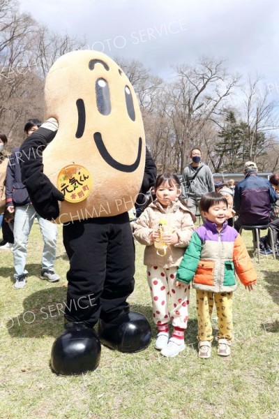 ◆ご満悦　町のマスコットキャラクター「元気くん」と記念撮影する子どもたち