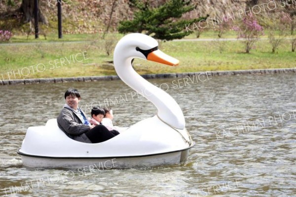 ◆優雅に　本別公園内の「かぶと池ボート」を楽しむ来場者