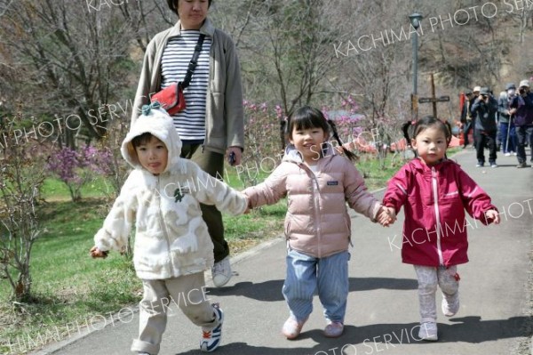 仲良し　手をつなぎ元気に園内を散策する子どもたち