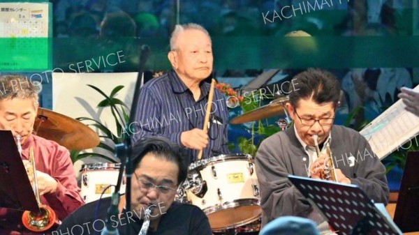 ８９歳ドラマーも熱演　Ｔ＆Ｃクラブバンドコンサートに立ち見客も