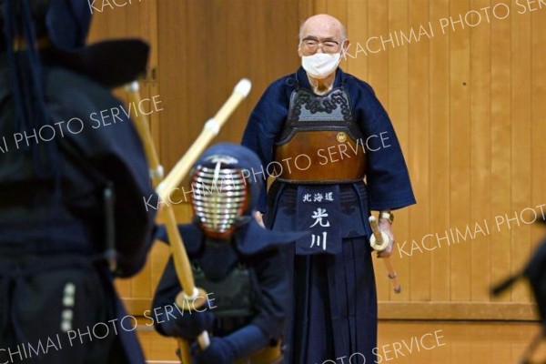 子どもたちの稽古の動きに目を光らす（須貝拓也撮影）