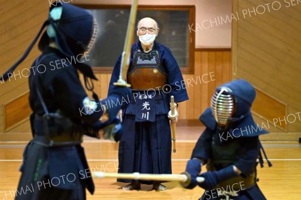 子どもたちの稽古の動きに目を光らす（須貝拓也撮影）