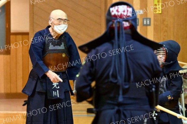 稽古中、子どもたちに指導を行う（須貝拓也撮影）