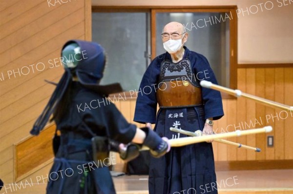 子どもたちの稽古の動きに目を光らす須貝拓也撮影）