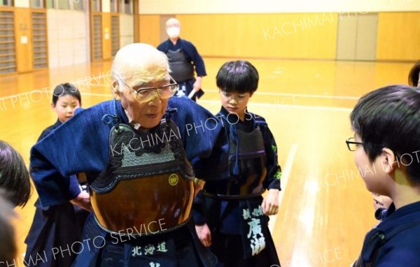 少年剣士らに声を掛ける（須貝拓也撮影）