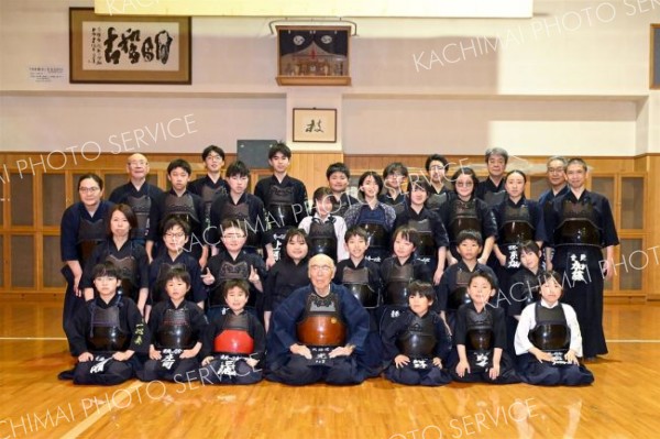 囲む剣士たち（須貝拓也撮影）