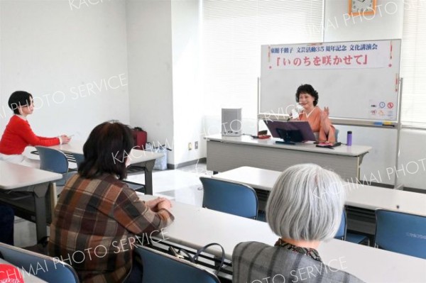 自身の文芸活動のルーツなどを語った