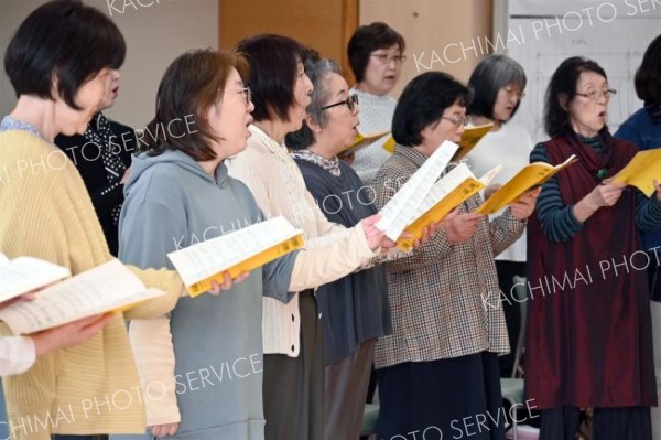 本番を間近に控え、練習に熱を入れる女声合唱団クールビヨン（２６日午後３時４０分ごろ、帯広啓西小）