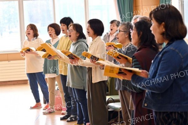 本番を間近に控え、練習に熱を入れる女声合唱団クールビヨン（２６日、帯広啓西小）