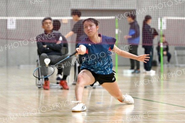 【女子シングルス決勝】第２ゲーム、ロブを打つ帯緑陽（金野和彦撮影）