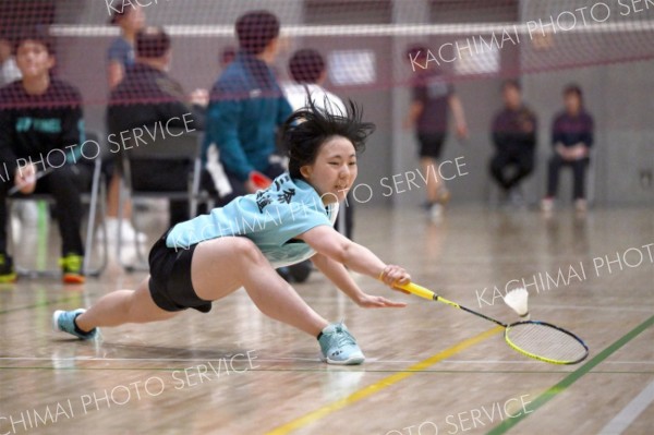 女子シングルス決勝で、シャトルに食らい付く帯三条（金野和彦撮影）