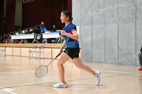 【女子シングルス決勝】ファイナルゲーム、ポイントを奪い気迫を見せる帯緑陽（金野和彦撮影）