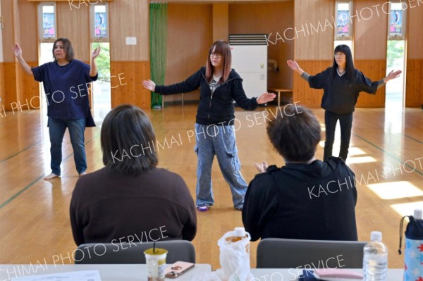 万博に向けて練習する帯広カムイトウポポ保存会のメンバー（２７日、塩原真撮影）