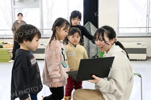 ダイナソーゲームを通して子ども達に英語の楽しさを伝える柏葉校生（右端）