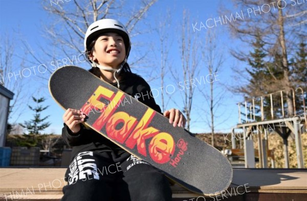 スポンサーの「ＦＬＡＫＥ」のボードを持つ村瀬晴