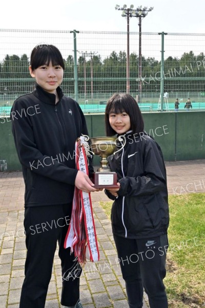 １４歳以下全道Ｖ、１８歳以下準優勝　道ジュニア室内テニス選手権女子複