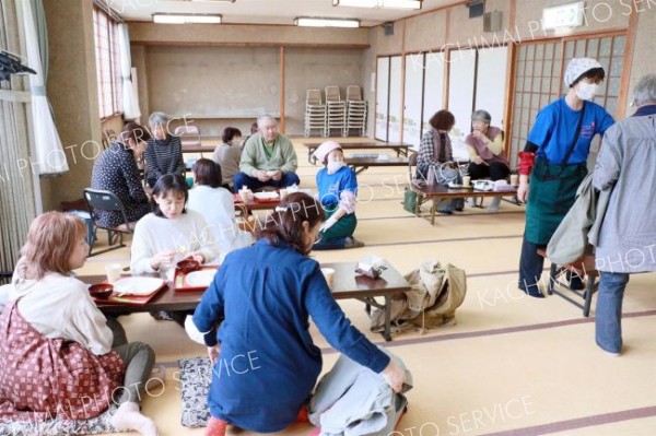 和やかな雰囲気で会話を楽しむ参加者ら