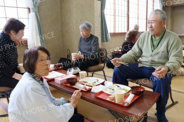 和やかな雰囲気で会話を楽しむ参加者ら