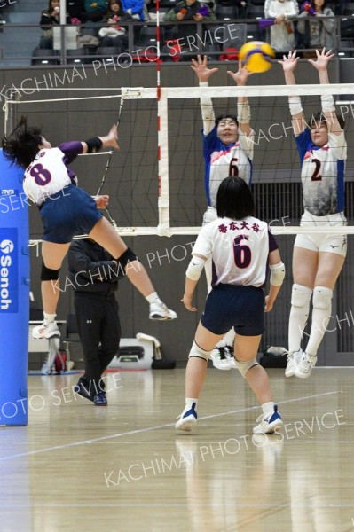 【女子上位リーグ戦・帯南商―帯大谷】ブロックに跳ぶ帯南商の（６）唐崎愛華と（２）富田凛