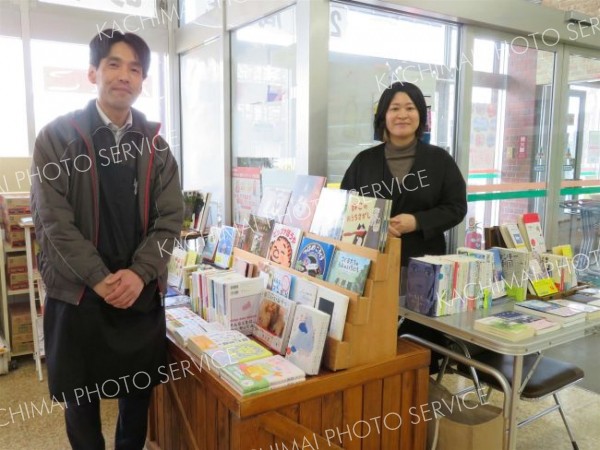 スーパーの一角に出店した移動書店。企画した原山さん（左）と長谷川さん