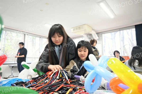 バルーンアートにチャレンジする子どもたち（３日午前１０時ごろ、帯広市児童会館）