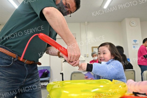 バルーンアートにチャレンジする子ども（３日午前１０時ごろ、帯広市児童会館）
