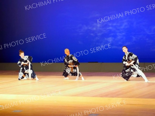 踊りを披露する出演者