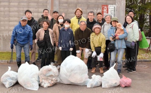 ２０人が「ありがとうのごみ拾い」　池田