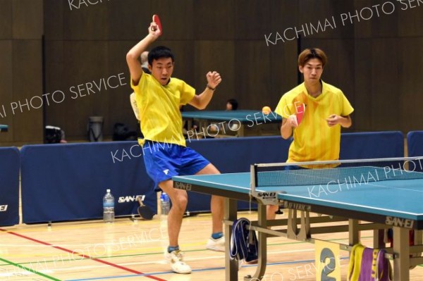 【個人戦男子Ａ決勝】若さあふれるプレーでペア初優勝を飾った（左から）伊藤祐斗・鈴木一歩組（波瀾万丈）